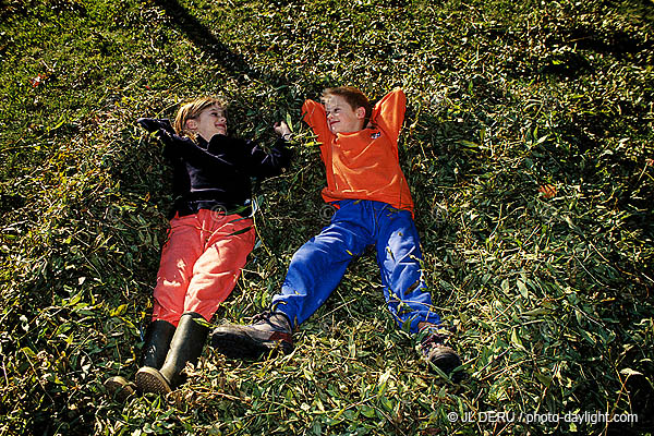 enfants dans les feuilles - children in leaves